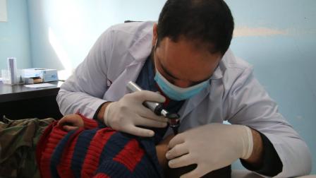 طبيب يعاين طفلاً مصاباً بالثلاسيميا في إدلب (العربي الجديد)