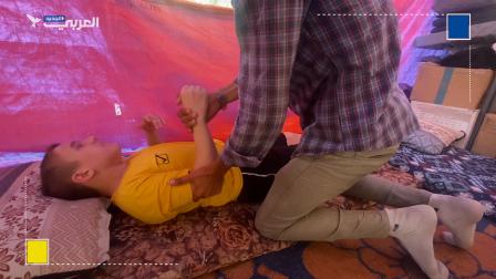 شابان يسخران تخصصهما لعلاج المرضى والجرحى بخيام النازحين في غزة