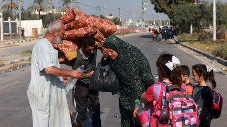 أصبح غسل الوجه بالماء والصابون صعباً في غزة (محمد عابد/فرانس برس)