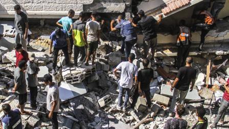 انهار سقف مدرسة حسن سلامة فوق رؤوس النازحين (محمد عيسى/الأناضول)