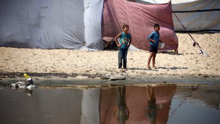 خيم نازحين وبركة مياه صرف صحي في دير البلح وسط قطاع غزة - 19 أغسطس 2024 (مجدي فتحي/ Getty)