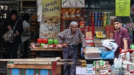 بائع في أحد أسواق رام الله، 1 أكتوبر 2024 (زين جعفر/فرانس برس)