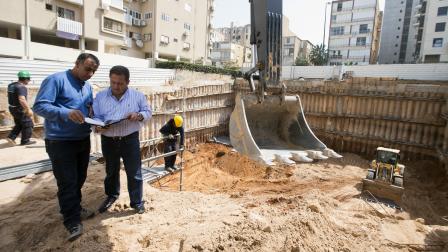 عقار تحت الإنشاء في مدينة نتانيا شمال تل أبيب (فرانس برس)