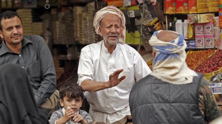 بائع في سوق بالمدينة القديمة في العاصمة صنعاء (محمد حويس/فرانس برس) 