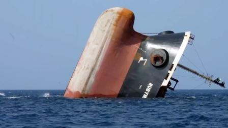 سفينة روبيمار وهي تغرق بعد أن استهدفها الحوثيون في البحر الأحمر7 مارس 2024 (Getty)