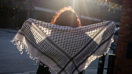 متضامنة ترتدي الكوفية الفلسطينية في شيكاغو، 11 يناير 2024 (كاثلين هينكل/Getty)
