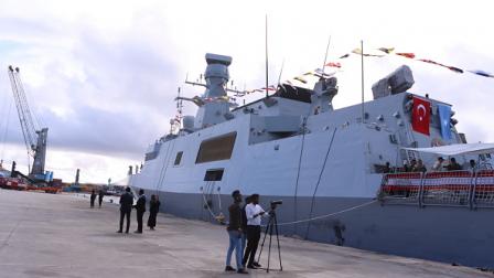 سفينة حربية تركية ترسو بميناء مقديشو، 23 إبريل 2024 (الأناضول)