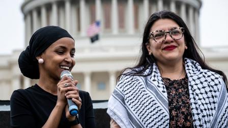 رشيدة طليب وإلهان عمر خلال فعالية تضامنية مع غزة أمام الكونغرس، 30 إبريل 2024 (أليسون بايلي/فرانس برس)