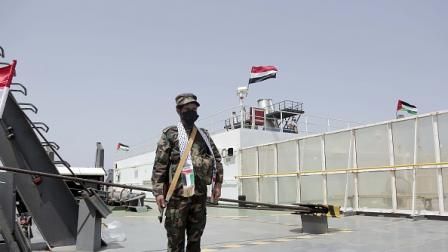 سفينة سيطر عليها الحوثيون في نوفمبر راسية بميناء الحديدة، 12 مايو 2024(محمد حمود/الأناضول)