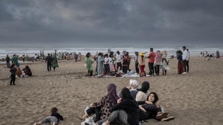 يتوجه الناس إلى الشواطئ هرباً من الحرارة، في 12 مايو 2024 (الأناضول)