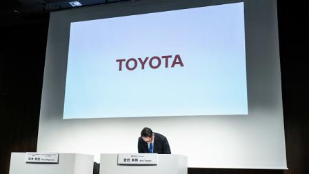 أكيو تويودا رئيس مجلس إدارة تويوتا ينحني اعتذاراً - طوكيو 3 يونيو 2024 (Getty)