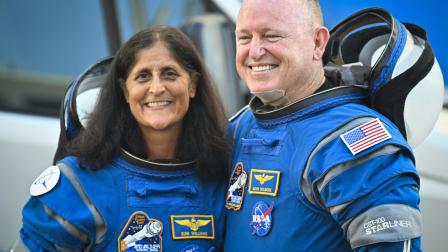 بوتش ويلمور وسوني ويليامز قبل رحلتهما إلى الفضاء على متن "ستارلاينر"، 5 يونيو 2024 (فرانس برس)