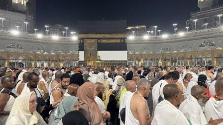 مسلمون يطوفون حول الكعبة في مكة المكرمة، 6 يونيو 2024 (الأناضول)