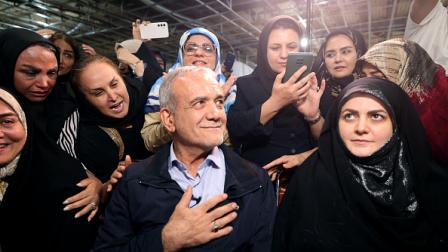 مسعود بزشكيان أثناء حملته الانتخابية في طهران، 14 يونيو 2024 (فرانس برس)