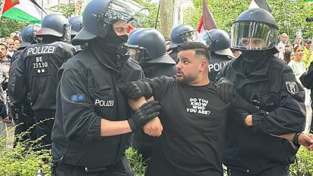 اعتقال متظاهر خلال مسيرة متضامنة مع غزة في برلين، 15 يونيو 2024 (Getty)