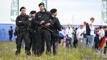 الشرطة تؤمن مداخل المشجعين في ملعب ميونيخ 15 يونيو 2024 (Getty)