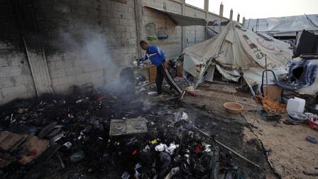 مكان سقوط إحدى القذائف على مخيم المواصي جنوبي غزة، 22 يونيو 2024 (فرانس برس)