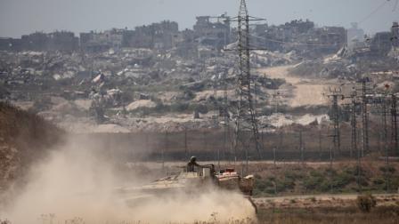 جندي إسرائيلي يقف على دبابة قرب الحدود مع غزة، 28 يونيو 2024 (Getty)