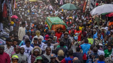 كينيون يشاركون بجنازة أحد ضحايا الاحتجاجات، نيروبي 28 يونيو 2024 (جيرالد أندرسون/الأناضول)