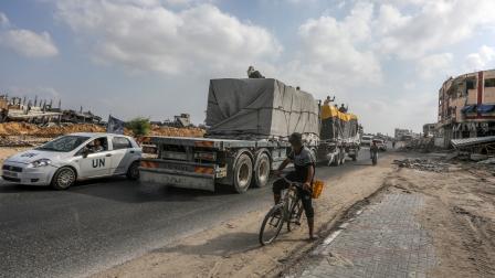 شاحنات تدخل غزة عبر معبر كرم أبو سالم، 1 يوليو 2024 (عبدالرحيم خطيب/ الأناضول)