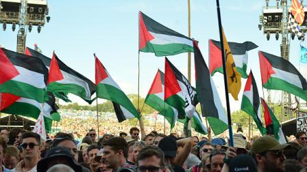 أعلام فلسطين خلال مهرجان غلاستونبري، 28 يونيو 2024 (جيم دايسون/Getty)
