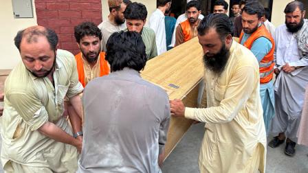 نعش عضو مجلس الشيوخ الباكستاني الذي قتل في التفجير في باجو، 3 يوليو 2024 (فرانس برس)