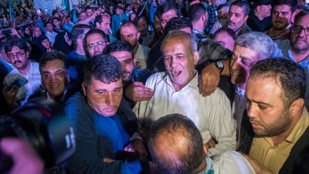 مسعود بزشكيان مع أنصاره في طهران 3 يوليو 2024 (فرانس برس)