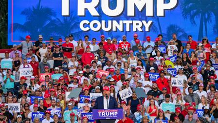 ترامب يلقي خطاباً أمام مناصريه في فلوريدا، 9 يوليو 2024 (جيورجيو فييرا/فرانس برس)