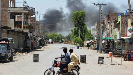 تصاعد أعمدة الدخان إثر انفجار شمال غرب باكستان 15 يوليو 2024 (Getty)