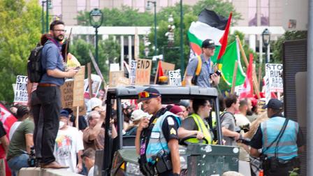 متظاهرون يحملون أعلام فلسطين، ميلووكي 15 يوليو 2024 (جاسيك بوكزارسكي/الأناضول)