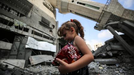 فتاة فلسطينية وسط الركام في مخيم النصيرات، 17 يوليو 2024 (Getty)