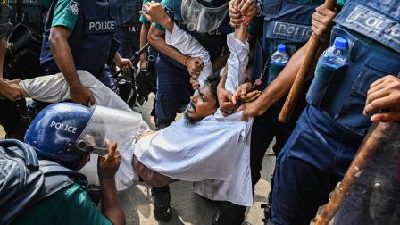 الشرطة البنغلاديشية تعتقل طالباً من مبنى جامعة دكا، 17 يوليو 2024(Getty)
