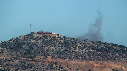 دخان يتصاعد من موقع استهدفه حزب الله على طول الحدود مع إسرائيل، 25 يوليو 2024 (فرانس برس)