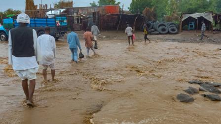 طريق غمرته المياه في القضارف شرق السودان، 26 يوليو 2024 (فرانس برس)