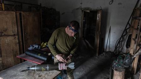 جندي أوكراني يجهز أسلحة في منطقة دونيتسك، 27 يوليو 2024 (الأناضول)