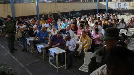 مقترعون فنزويليون في مركز انتخابي، كاراكاس 28 يوليو 2024 (فيديريكو بارا/فرانس برس)