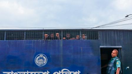 سيارة شرطة تنقل المتظاهرين إلى السجن في دكا، 29 يوليو 2024 (Getty)