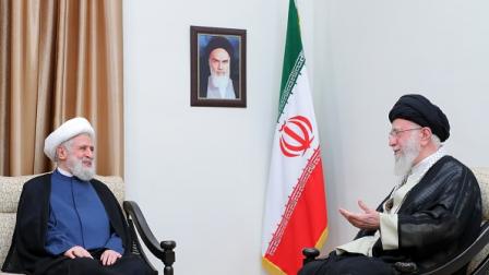خامنئي (يمين) يلتقي بنائب الأمين العام لحزب الله نعيم قاسم، طهران 30 يوليو 2024 (Getty)