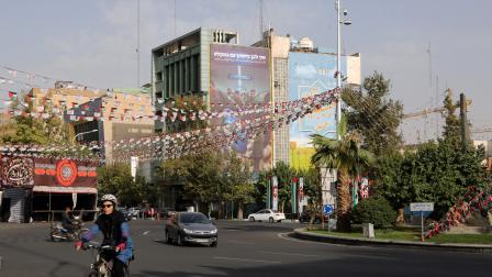 لافتة عملاقة مناهضة لإسرائيل في ساحة فلسطين في طهران، 5 أغسطس 2024 (فاطمة بهرامي/ الأناضول)