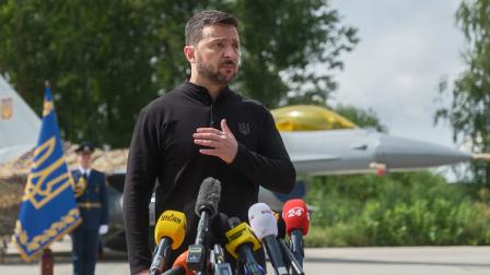 يقف زيلينسكي أمام أول طائرة إف-16/ 4 أغسطس 2024 (Getty)