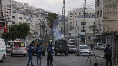 صحافيون فلسطينيون يغطون اقتحام مخيم بلاطة شرقي نابلس شمالي الضفة 10/1/2024 (جعفر اشتية/فرانس برس)