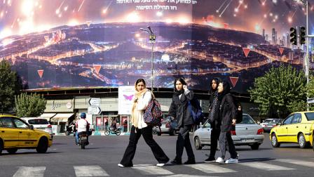 لوحة إعلانية مناهضة لإسرائيل تغطي مبنى في طهران، 26 أكتوبر 2024 (عطا كيناري/فرانس برس)