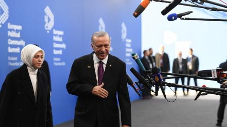 أردوغان متحدثاً إلى الصحافة عند وصوله إلى المجر، 8 نوفمبر 2024 (Getty)