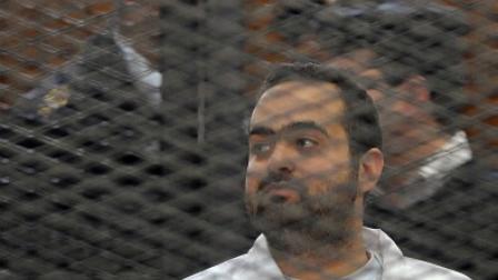 الناشط محمد عادل أثناء محاكمته بالقاهرة، 22 ديسمبر 2013 (فرانس برس)