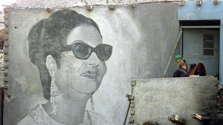 جدارية أم كلثوم على كوخها ضواحي القاهرة، 2 فبراير 2000 (مروان نعماني/Getty)