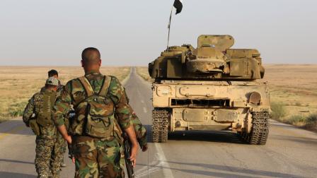 قوات النظام السوري على طريق صحراوي، 10 مايو 2017 (فرانس برس)