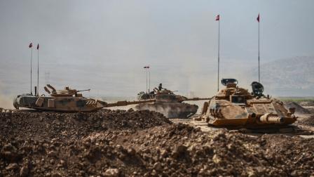 آليات عسكرية تركية بالقرب من بوابة معبر الخابور بين تركيا والعراق 27 سبتمبر 2017 (Getty)