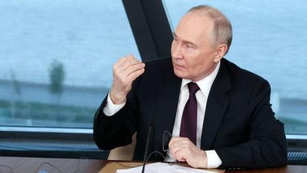 بوتين خلال الاجتماع مع كبار المحررين، 5-6-2024 (رويترز)